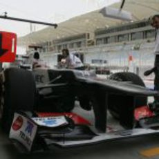 Kamui Kobayashi regresa al box durante los libres en Sakhir