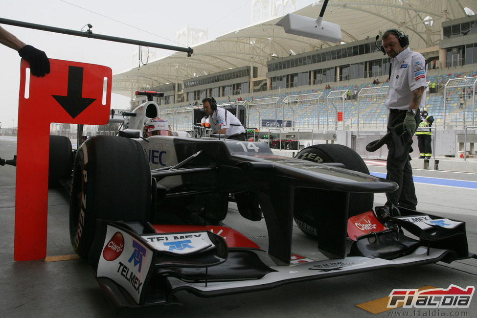 Kamui Kobayashi regresa al box durante los libres en Sakhir