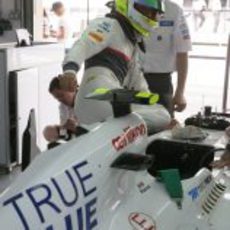 Sergio Pérez se sube al Sauber durante los libres de Baréin