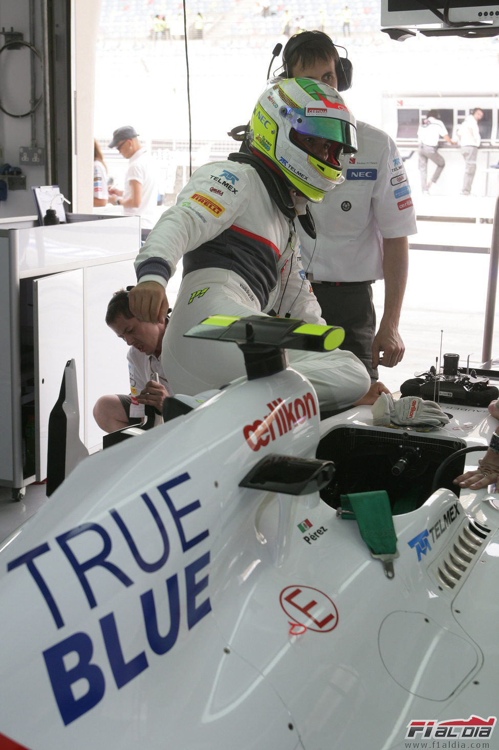 Sergio Pérez se sube al Sauber durante los libres de Baréin