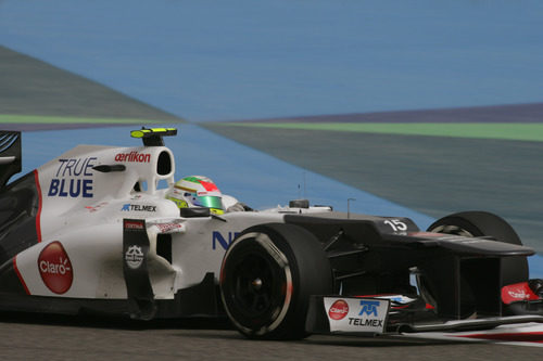Sergio Pérez a bordo de su Sauber en los libres de Baréin