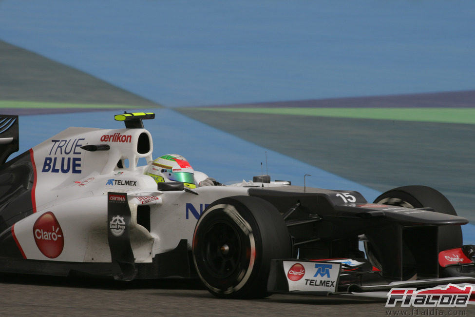 Sergio Pérez a bordo de su Sauber en los libres de Baréin