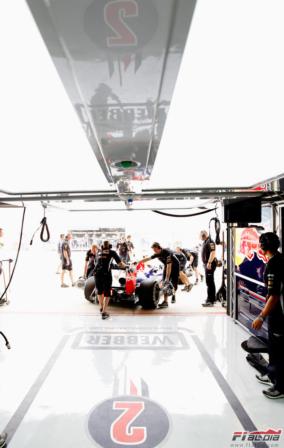 El RB8 de Mark Webber es empujado de regreso al garaje