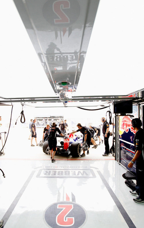 El RB8 de Mark Webber es empujado de regreso al garaje