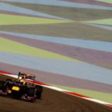 Sebastian Vettel encara una curva durante los libres de Baréin