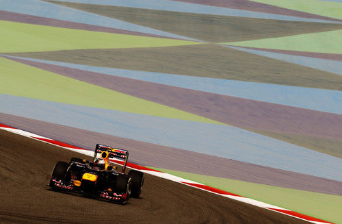 Sebastian Vettel encara una curva durante los libres de Baréin