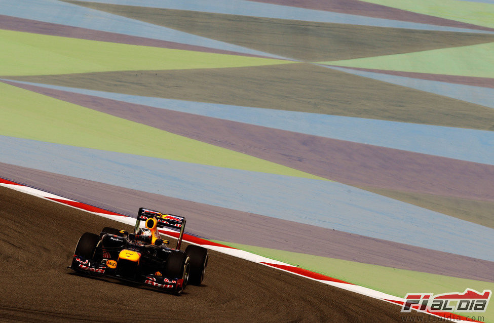 Sebastian Vettel encara una curva durante los libres de Baréin