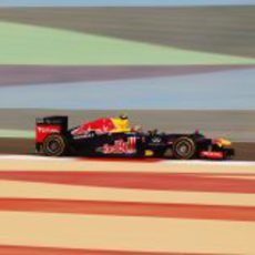 Mark Webber a toda velocidad en una de las rectas de Sakhir