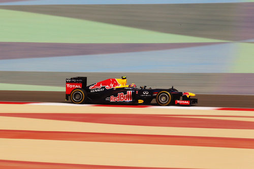 Mark Webber a toda velocidad en una de las rectas de Sakhir