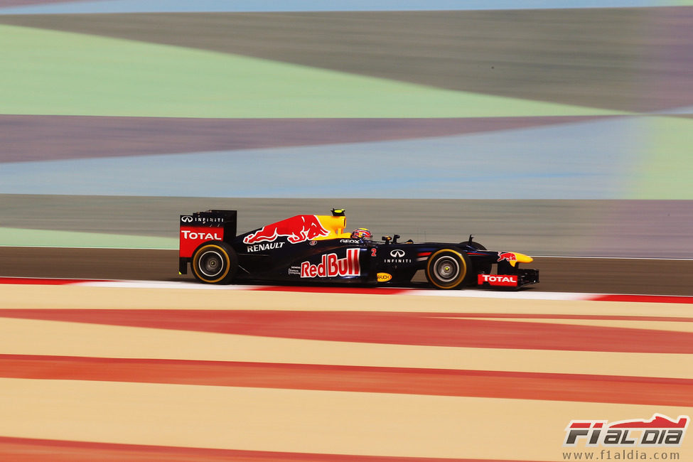 Mark Webber a toda velocidad en una de las rectas de Sakhir