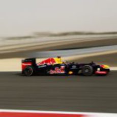 Sebastian Vettel rueda sobre el caluroso asfalto de Sakhir