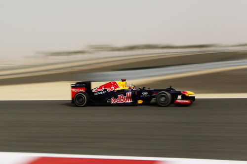 Sebastian Vettel rueda sobre el caluroso asfalto de Sakhir