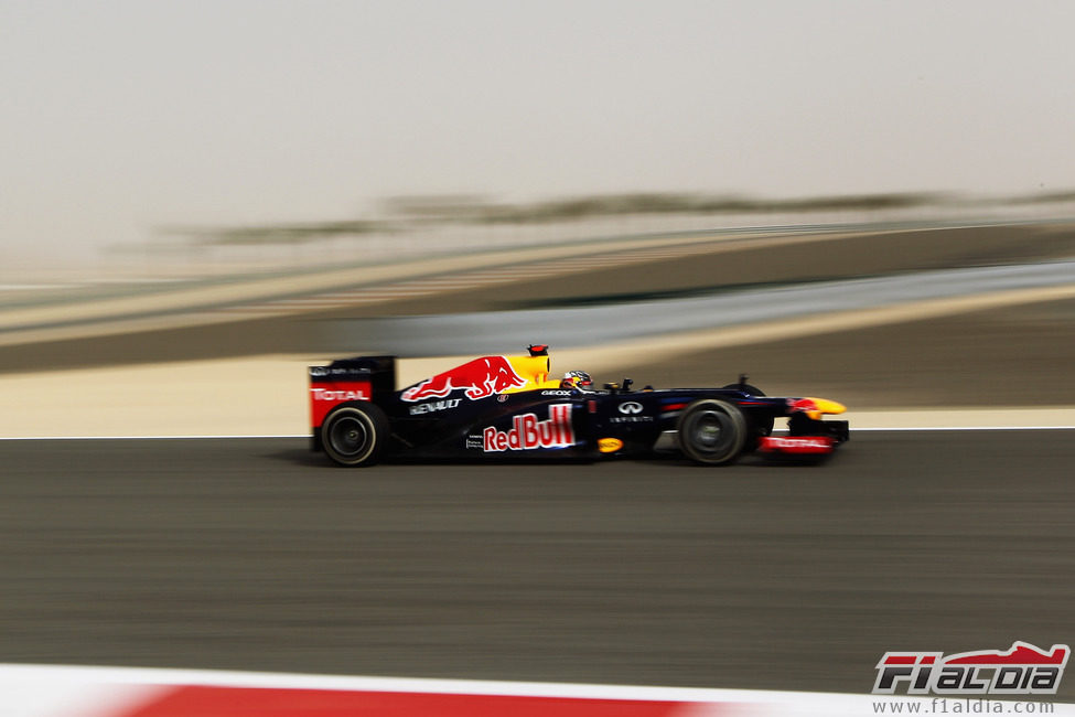 Sebastian Vettel rueda sobre el caluroso asfalto de Sakhir