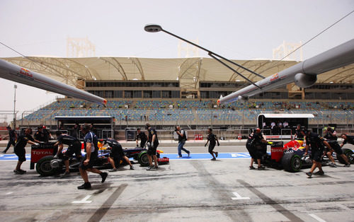 Los dos monoplazas de Red Bull regresan al garaje del equipo