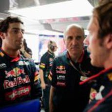 Daniel Ricciardo habla con sus ingenieros en los primeros libres de Baréin