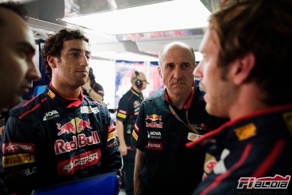 Daniel Ricciardo habla con sus ingenieros en los primeros libres de Baréin