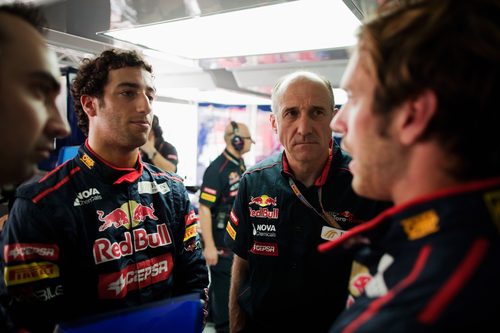 Daniel Ricciardo habla con sus ingenieros en los primeros libres de Baréin