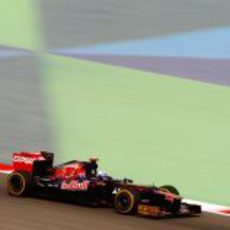 Daniel Ricciardo rueda en los segundos libres de Baréin