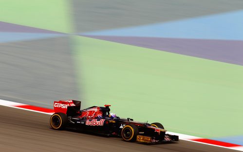 Daniel Ricciardo rueda en los segundos libres de Baréin