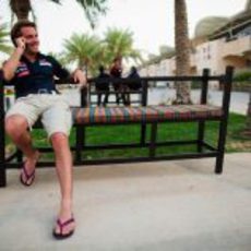 Jean-Eric Vergne disfruta del jueves sentando en el 'paddock' de Baréin.