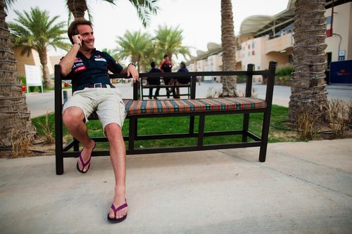 Jean-Eric Vergne disfruta del jueves sentando en el 'paddock' de Baréin.