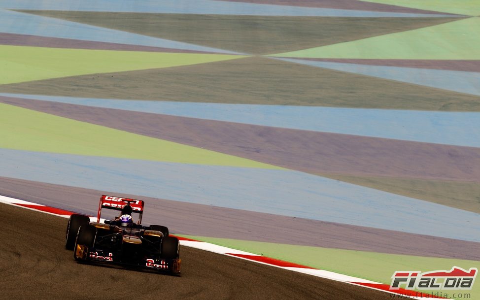 Daniel Ricciardo rueda en los primeros libres de Baréin.