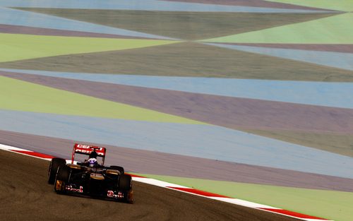 Daniel Ricciardo rueda en los primeros libres de Baréin.