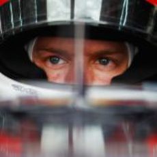 Mirada fija de Vettel antes de los libres 3 de Baréin