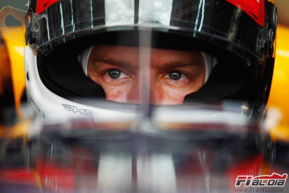 Mirada fija de Vettel antes de los libres 3 de Baréin