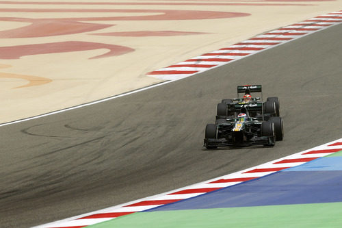 Los dos Caterham juntos en los libres 3 de Baréin