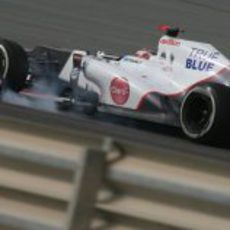 Kamui Kobayashi lucha con su C31 en Baréin