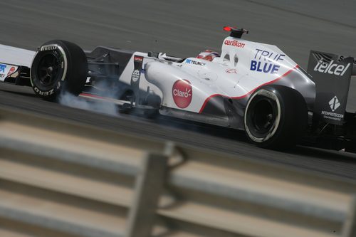 Kamui Kobayashi lucha con su C31 en Baréin