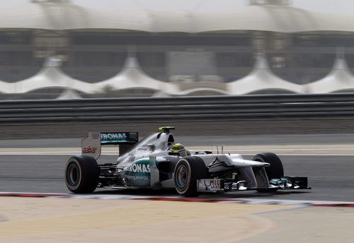 Nico Rosberg lucha por marcar el mejor crono de Q3