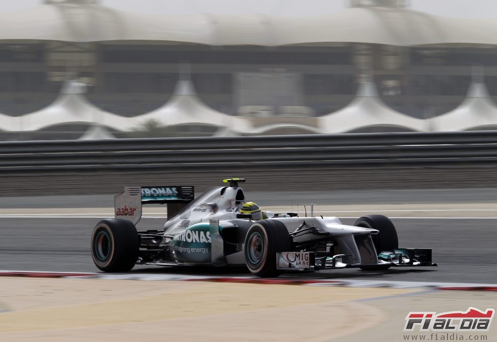 Nico Rosberg lucha por marcar el mejor crono de Q3