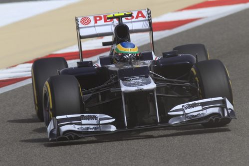 Bruno Senna toma la curva uno del GP de Baréin
