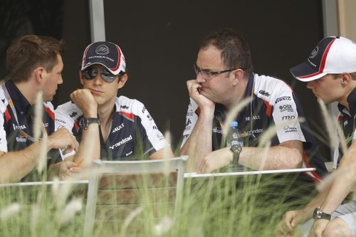 Bruno Senna habla con sus ingenieros en Baréin
