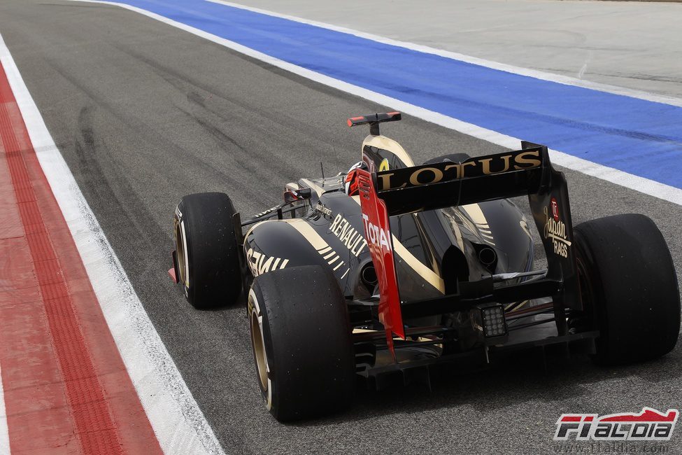 Kimi Räikkönen pasa por el 'pit lane'