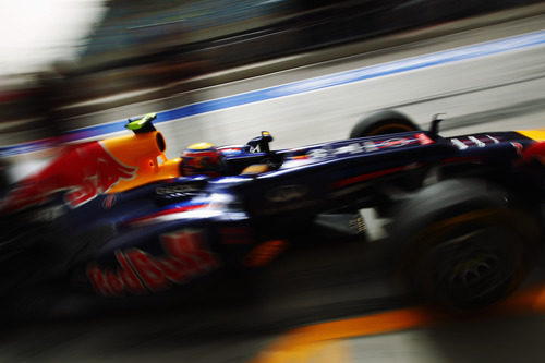 Mark Webber sale de boxes durante los libres del sábado en Baréin