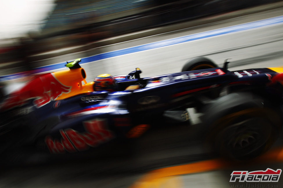 Mark Webber sale de boxes durante los libres del sábado en Baréin
