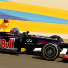 Sebastian Vettel pilota durante la clasificación de Baréin 2012