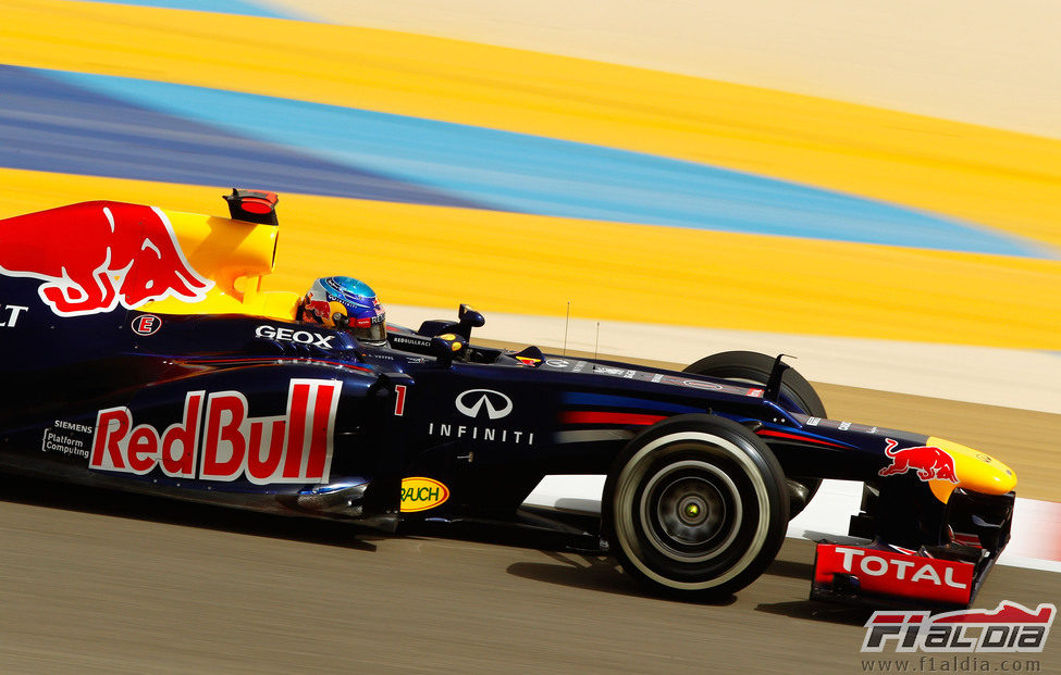 Sebastian Vettel pilota durante la clasificación de Baréin 2012