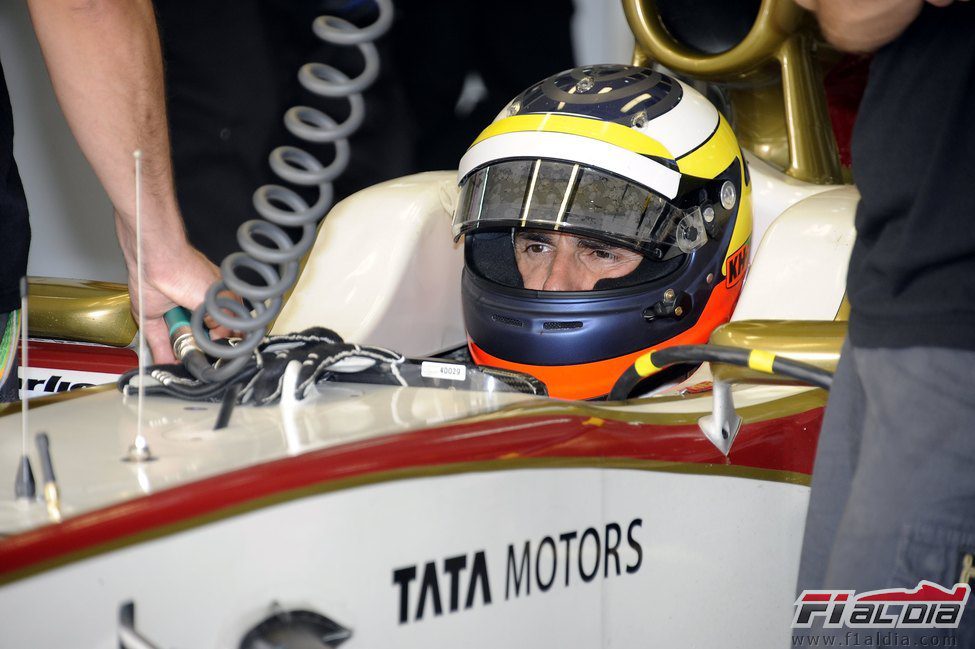 Pedro de la Rosa espera en su F112 para la clasificación