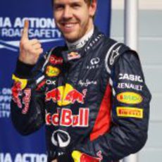 Sebastian Vettel vuelve a sacar su dedo para celebrar una pole