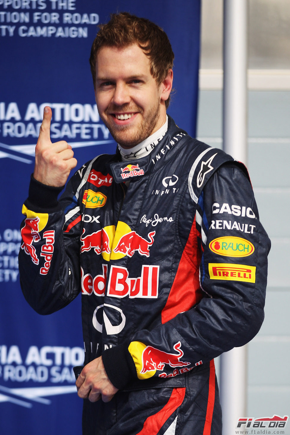 Sebastian Vettel vuelve a sacar su dedo para celebrar una pole
