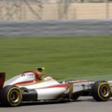 Narain Karthikeyan rueda durante la clasificación del GP de Baréin