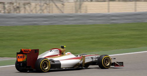 Narain Karthikeyan rueda durante la clasificación del GP de Baréin