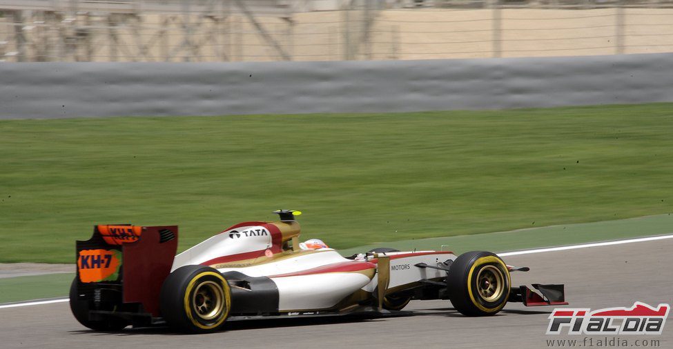 Narain Karthikeyan rueda durante la clasificación del GP de Baréin