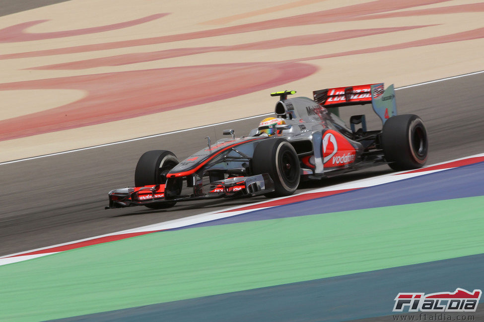 Lewis Hamilton exprime su MP4-27 en Sakhir