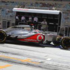 Jenson Button sale del 'box' de McLaren