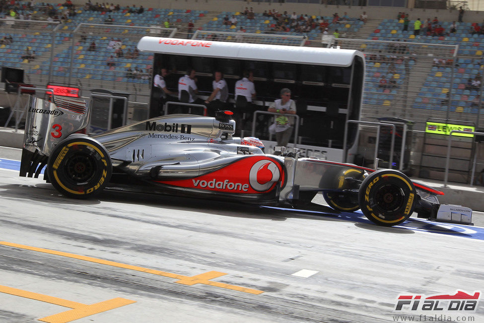 Jenson Button sale del 'box' de McLaren